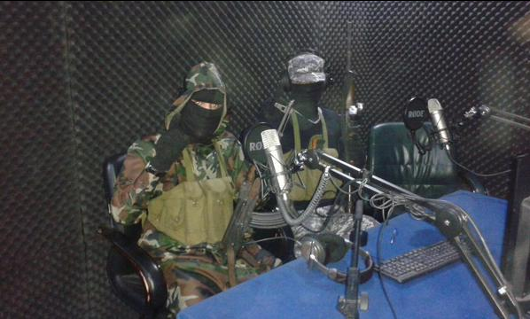 Jhadisti nella stazione radio a Sirte