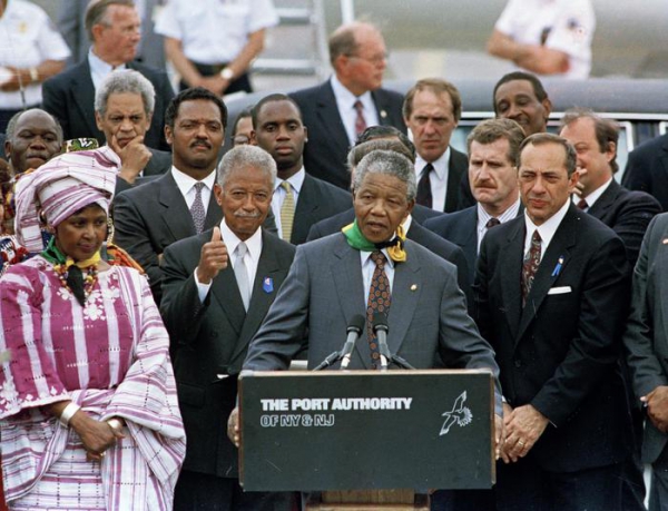 Mario Cuomo a destra di Nelson Mandela