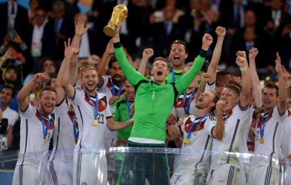 Manuel Neuer alza la Coppa del Mondo