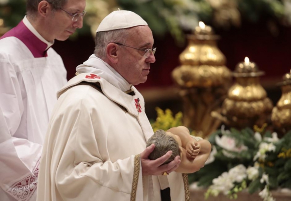 Papa Francesco benedice Gesù bambino