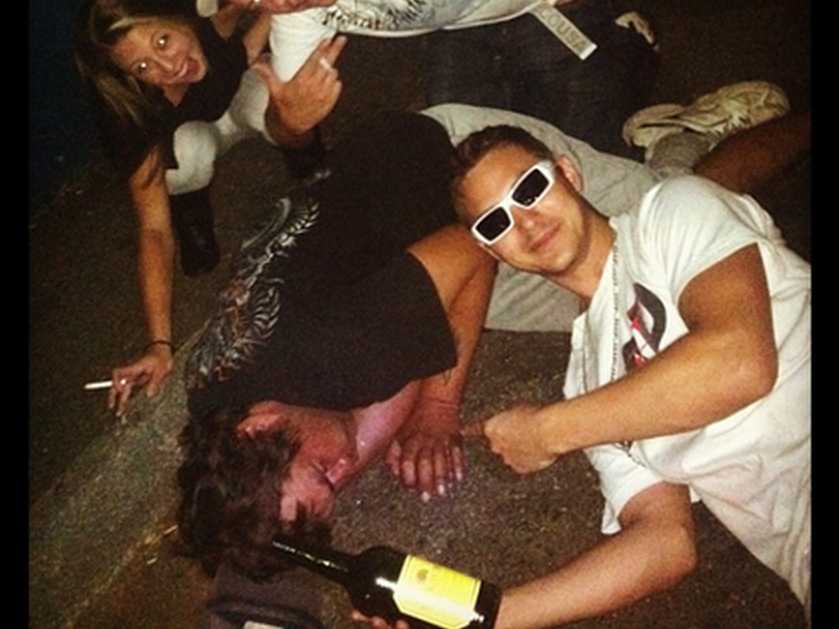 selfies-with-homeless-people-is-the-latest-vile-teen-trend-to-get-its-own-tumblr