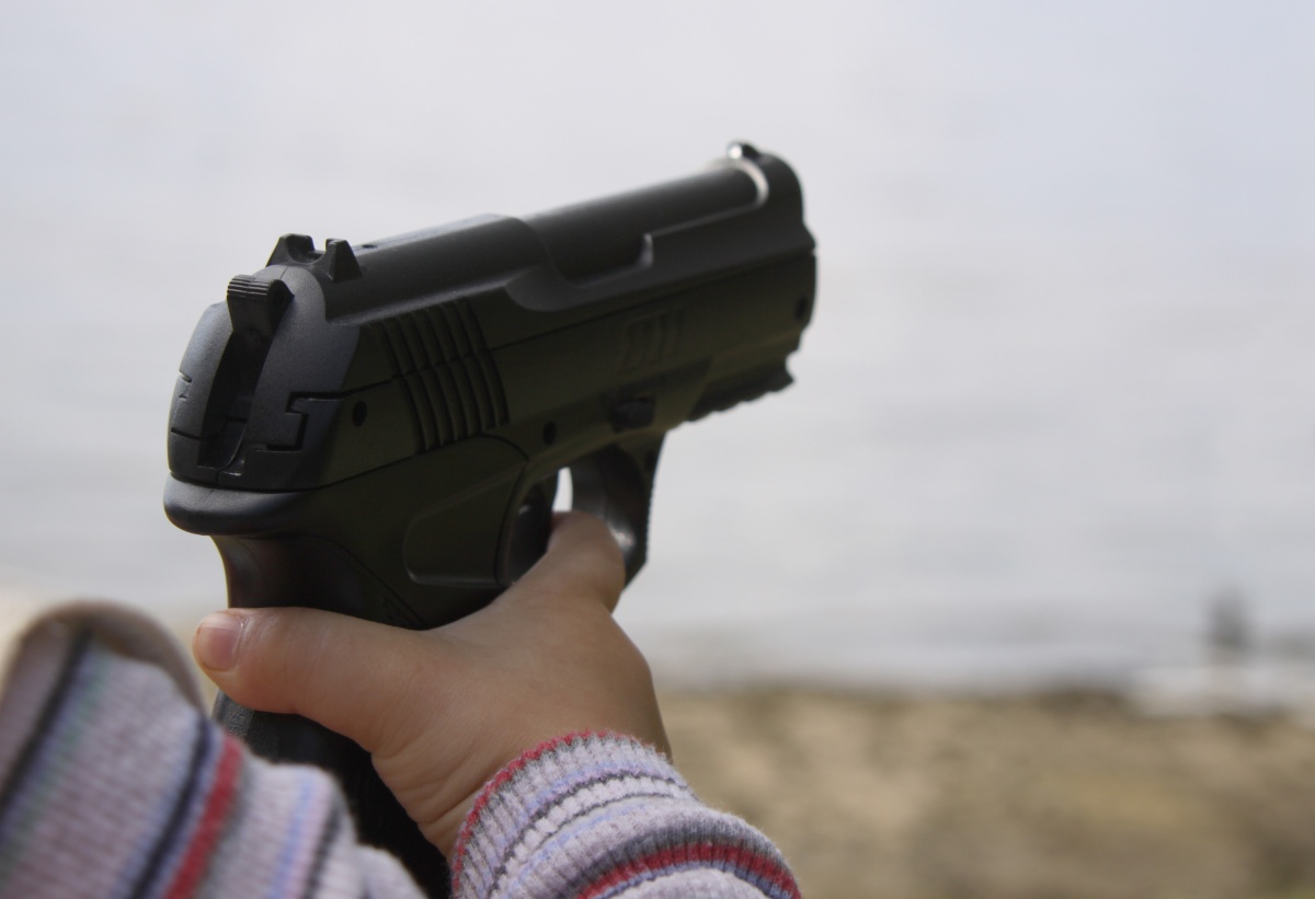 La pistola nelle mani di un bambino