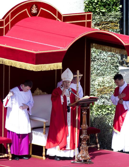 Francesco durante la preghiera alla domenica delle Palme