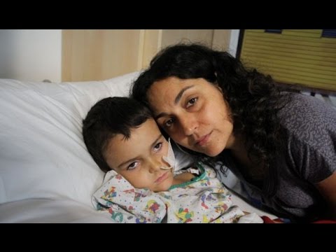 Il piccolo Ashya King in ospedale con sua madre
