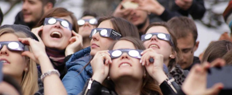 Occhialini speciali per vedere l'eclissi
