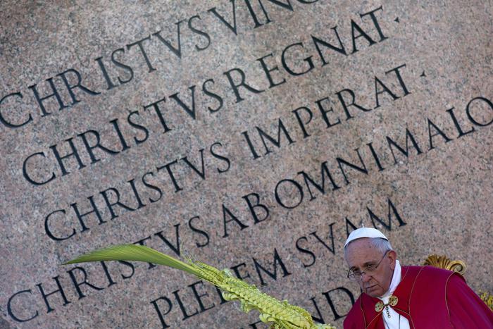 Papa Francesco sta per celebrare la messa