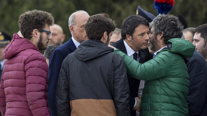 Renzi saluta i familiari delle vittime
