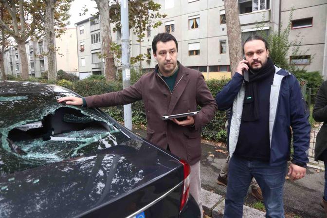 Auto di Salvini assalita al campo Rom