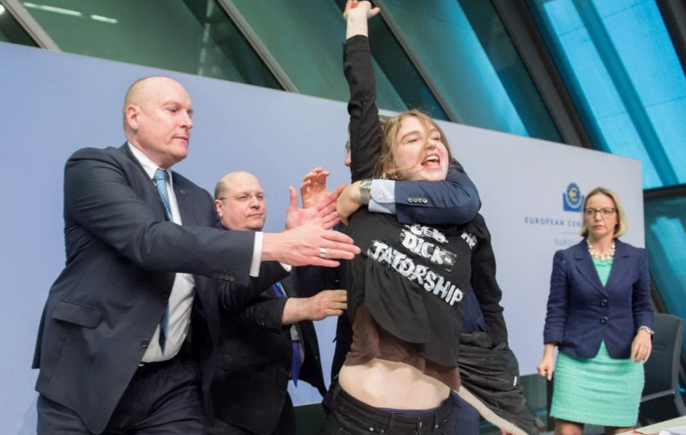 Contestatrice bloccata dalle guardie del corpo