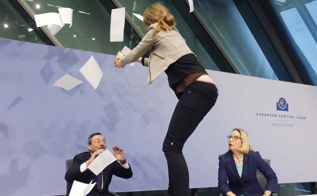 Contestatrice lancia i coriandoli contro Draghi