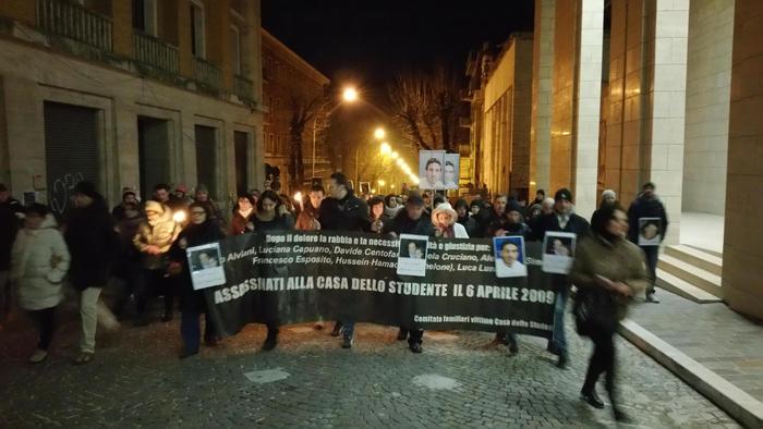 Sisma L'Aquila:in corteo fiaccole e scritte contro sentenza