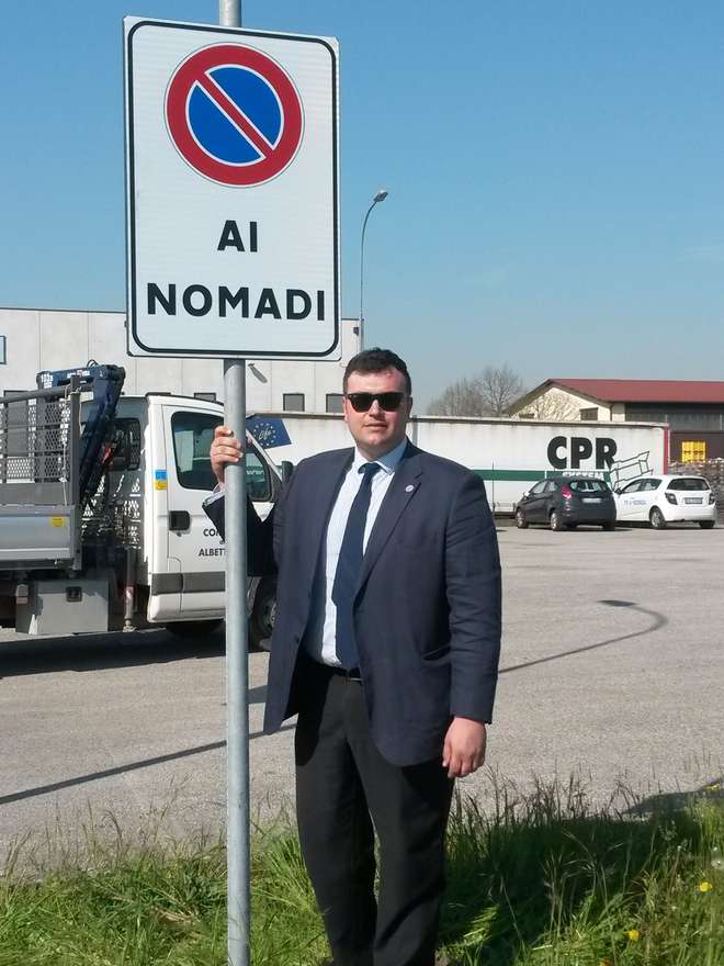 Joe Formaggio e il cartello anti nomadi