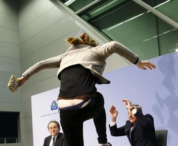 La ragazza sale sul palco