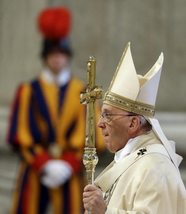 Papa Francesco prima della liturgia