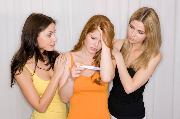 Ragazza incinta dopo sesso con 25 uomini