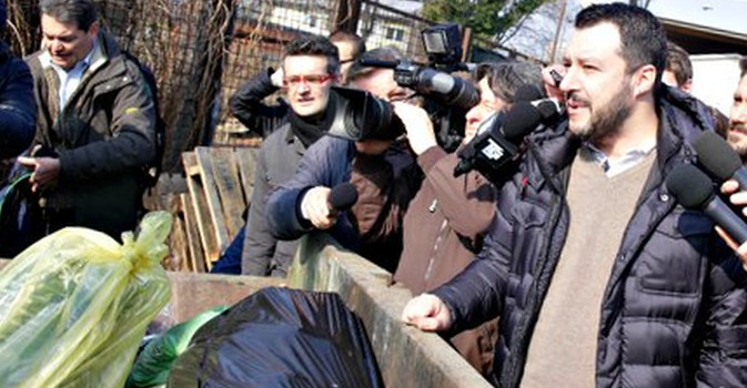 Salvini in un campo Rom di Milano