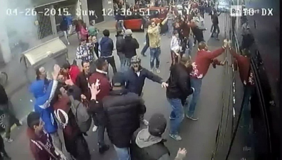 Sassi contro i pullman della juventus