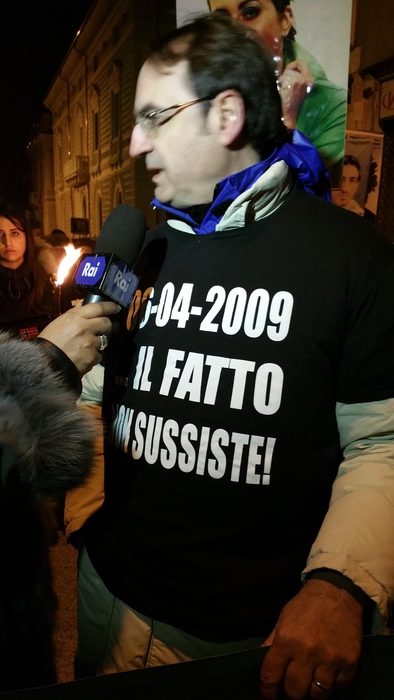 Sisma L'Aquila:in corteo fiaccole e scritte contro sentenza