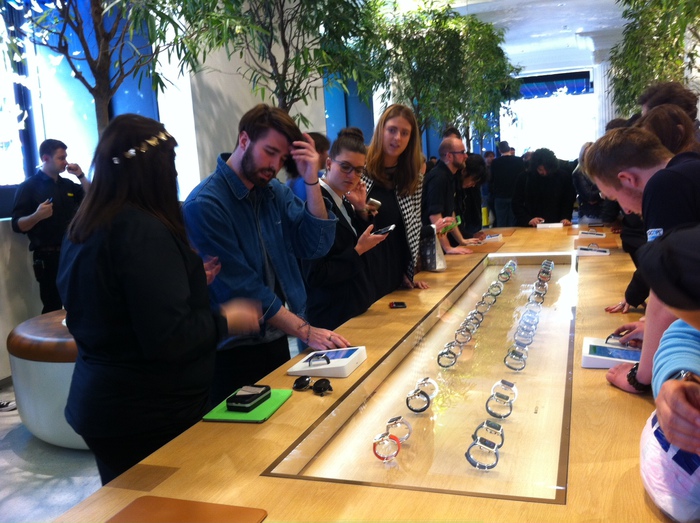 Utenti in attesa a Londra