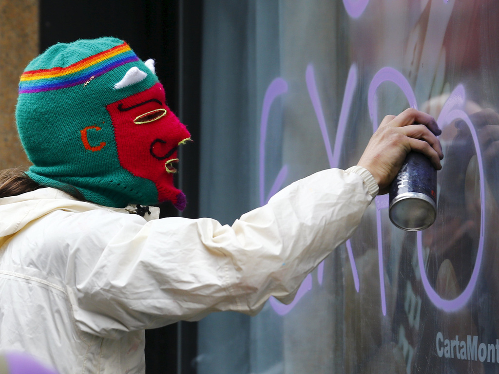 NoExpo, violenza a chi espone la bandiera