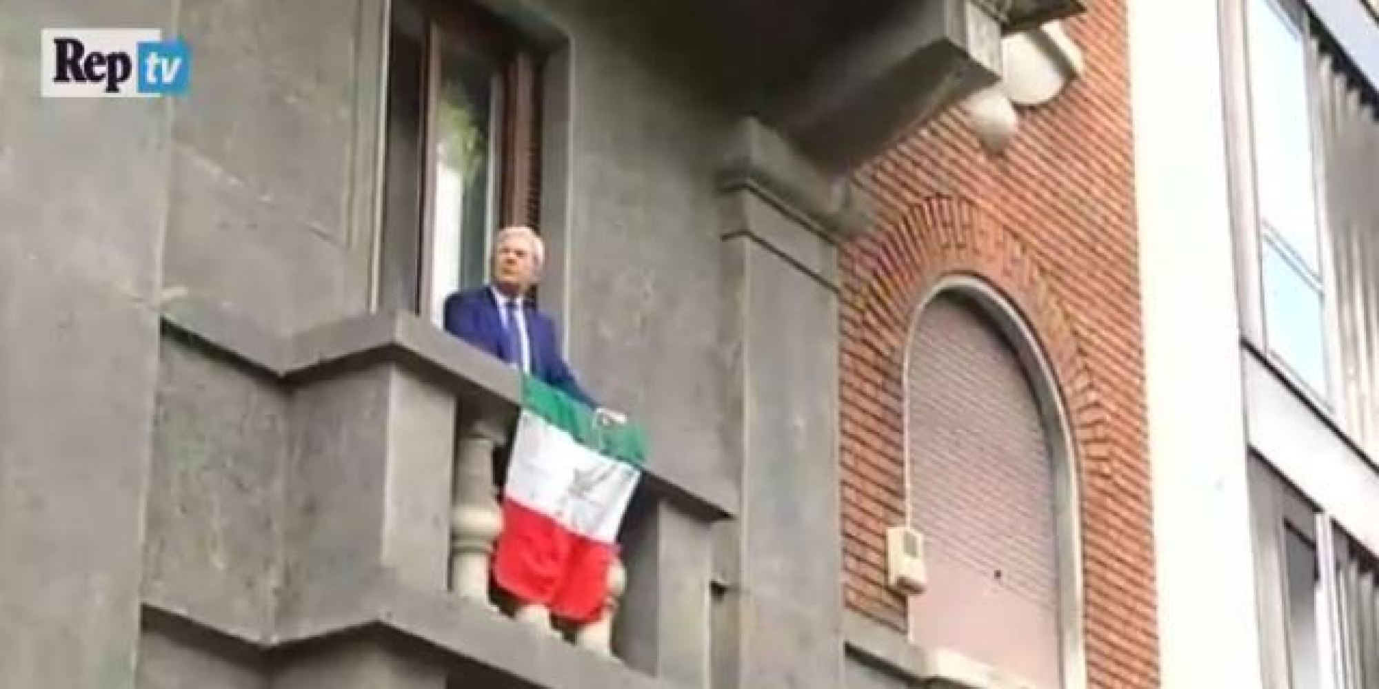 NoExpo, violenza a chi espone la bandiera