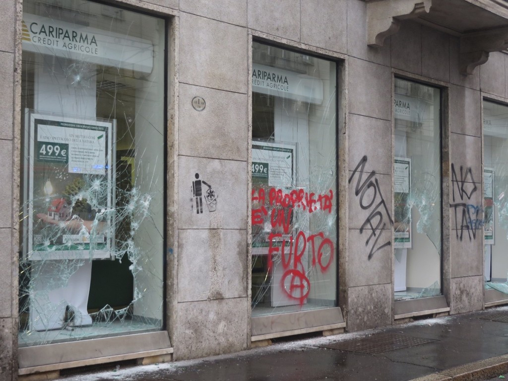 NoExpo, violenza a chi espone la bandiera