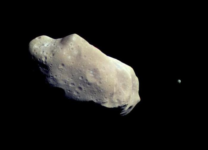 Asteroide con piccola luna