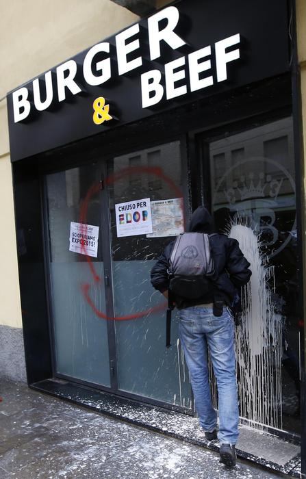 Attaccati negozi durante il corteo