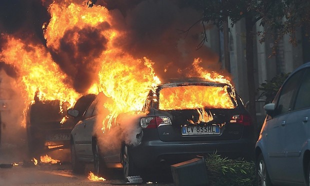Auto bruciata dai black block