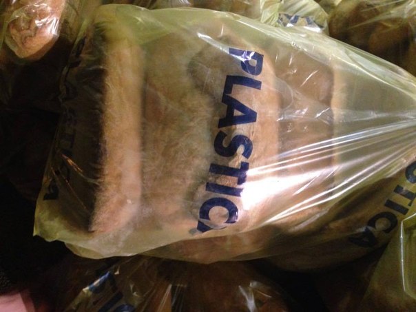 Cibo buono buttato tra i rifiuti