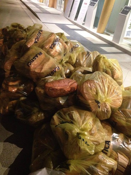 Cibo buttato tra i rifiuti