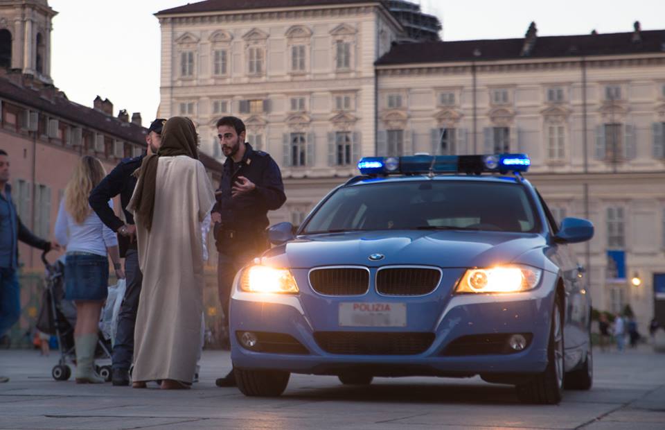Gesù interrogato dalla polizia