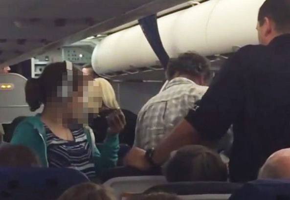 La famiglia della ragazzina viene fatta scendere dal velivolo