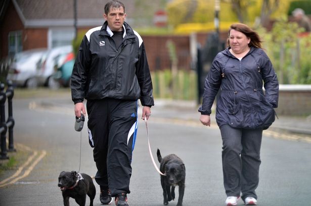 La madre e l'ex fidanzato a spasso con i cani