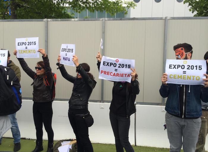 Protesta davanti ai cancelli