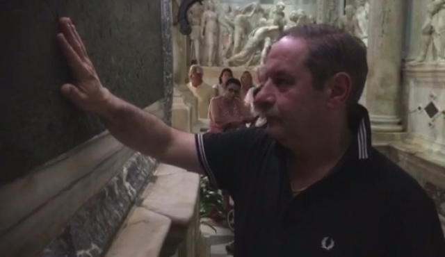 Antonio prega di fronte al Santo