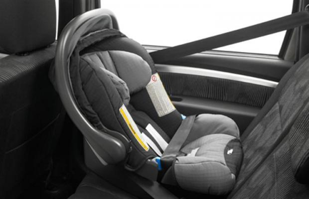 Bambina dimenticata nell'auto