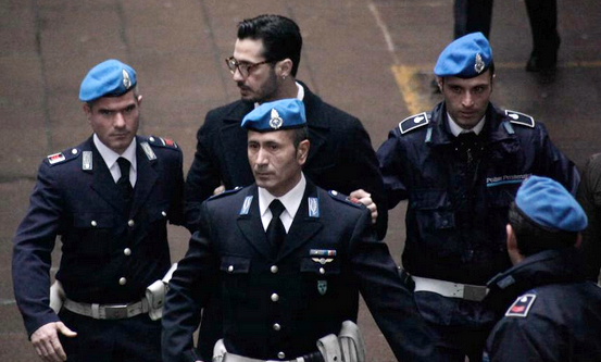 Corona scortato dalla Polizia