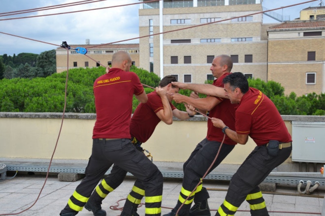 I pompieri che hanno rallegrato i bambini 2