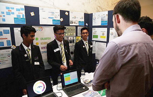 I tre ideatori del preservatio che cambia colore 2