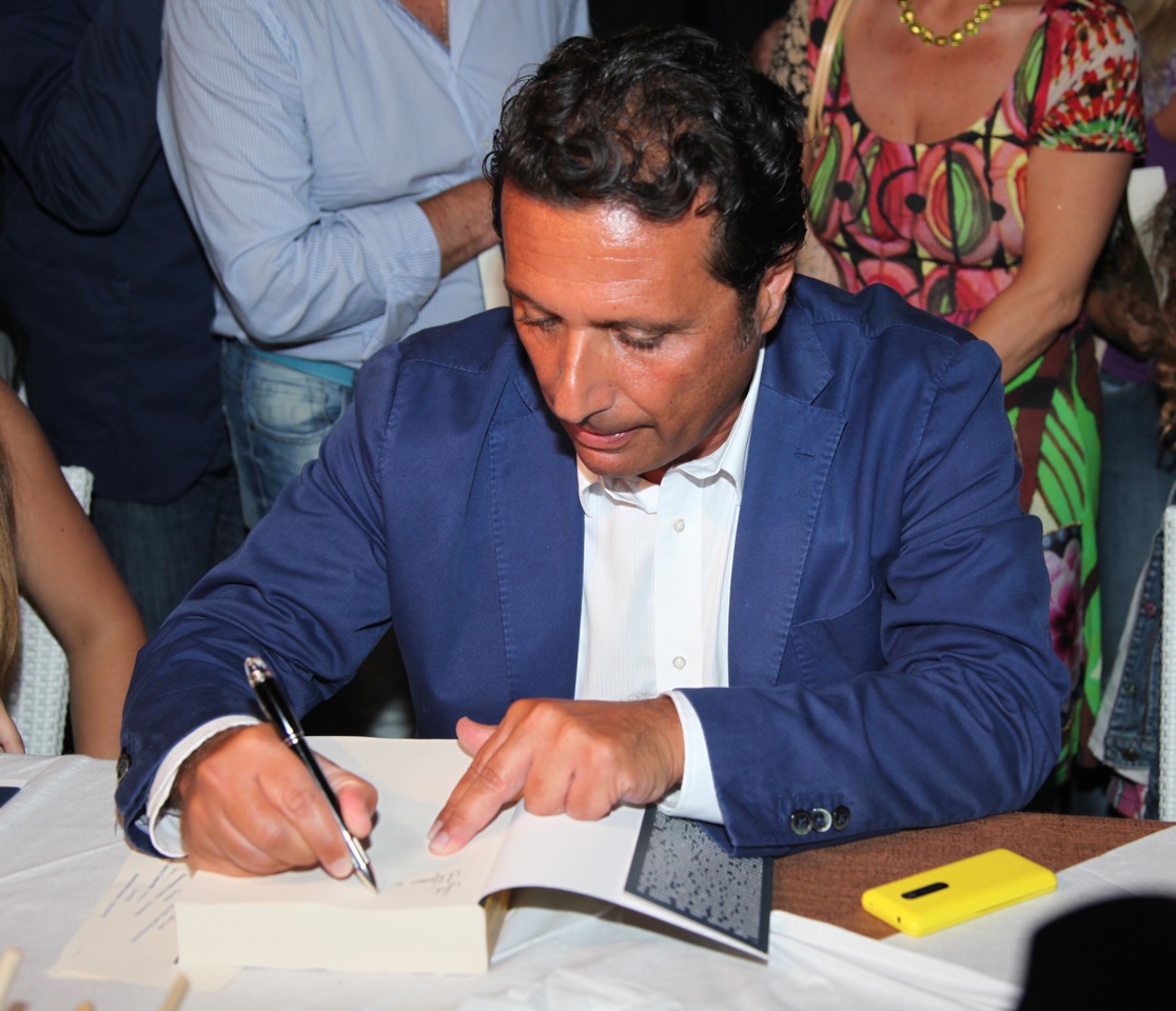 Schettino autografa il suo libro