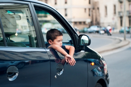 Bambino rischia la vita al caldo