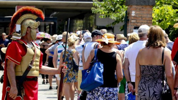 Coda di turisti fuori dagli scavi di Pompei