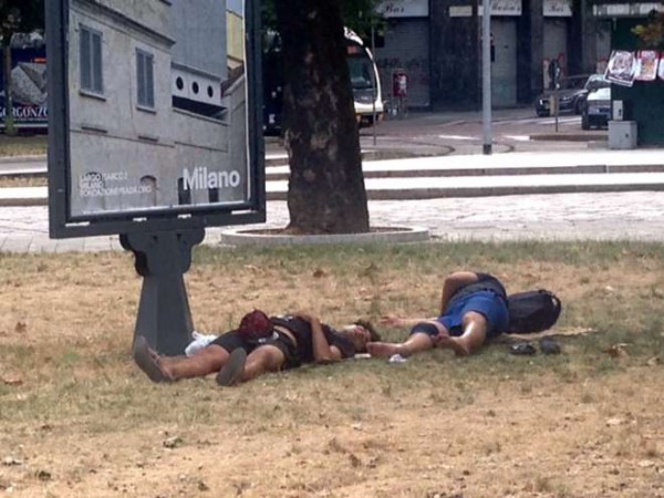 Extracomunitari bivaccano alla Stazione Centrale di Milano