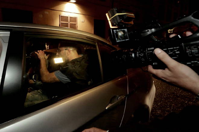 Il killer scortato dalle forze dell'ordine