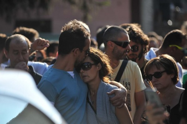 La mamma di Ismaele ai funerali del ragazzo