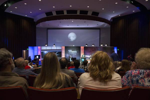 La Nasa festeggia l'arrivo su Plutone
