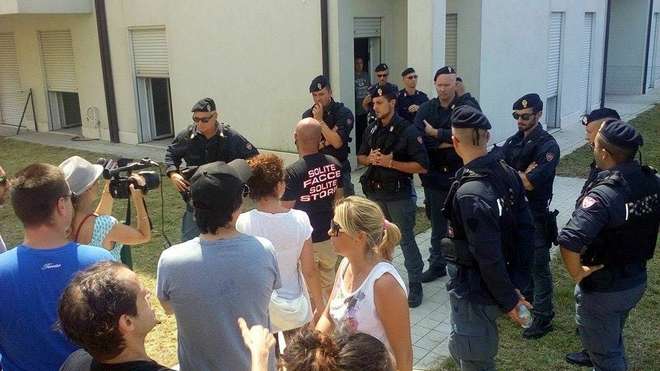 Polizia e residenti di Quinto