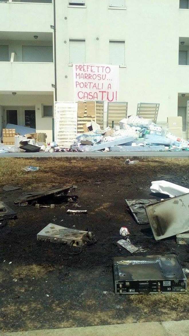 Striscione contro il Prefetto