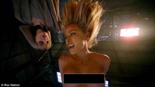 Tortura alla donna nel video di Rihanna